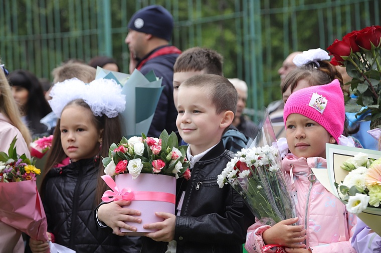 Первоклашки в объективе: в школах Тюмени прошли торжественные линейки