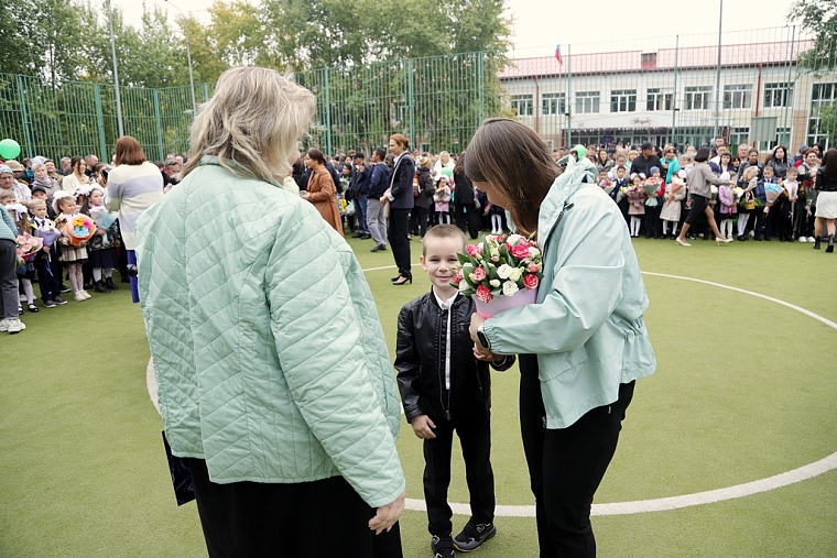 Первоклашки в объективе: в школах Тюмени прошли торжественные линейки