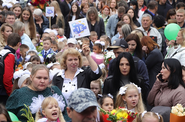 Первоклашки в объективе: в школах Тюмени прошли торжественные линейки