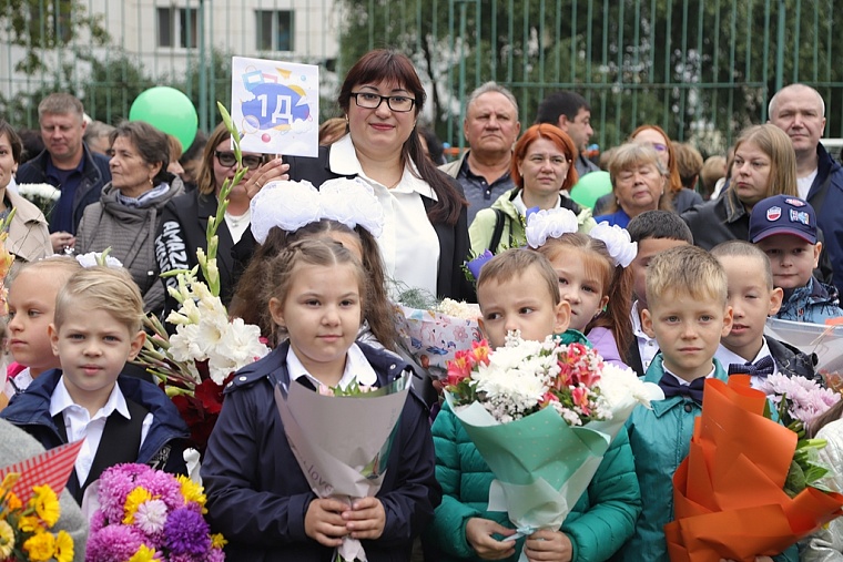 Первоклашки в объективе: в школах Тюмени прошли торжественные линейки