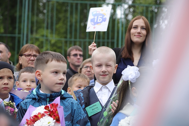 Первоклашки в объективе: в школах Тюмени прошли торжественные линейки