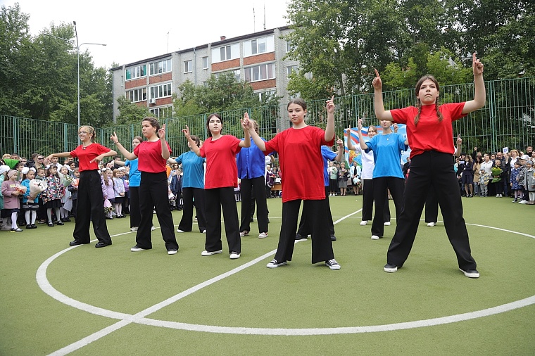Первоклашки в объективе: в школах Тюмени прошли торжественные линейки