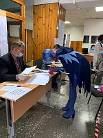 В Тюмени на участок для голосования пришла Рэйвен