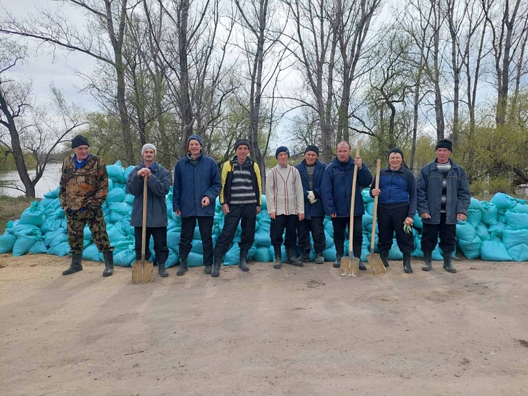 К защите от паводка деревни в Заводоуковском районе присоединились волонтеры