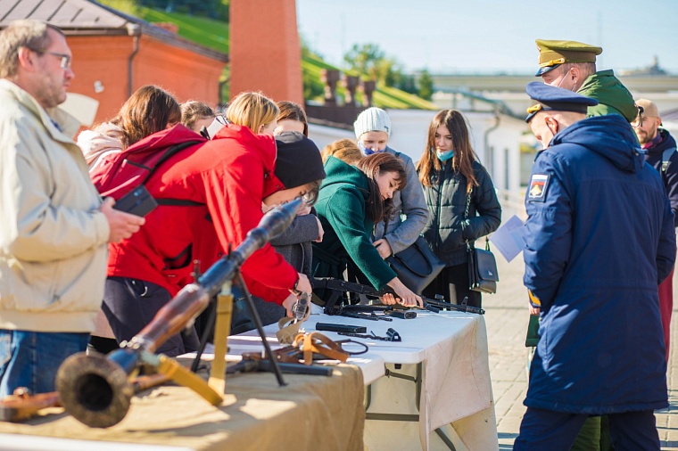 В Тюмени работает выставка военной техники и вооружений