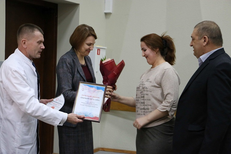Девять доноров почки из Тюмени получили почетный знак «Дарящий часть себя»