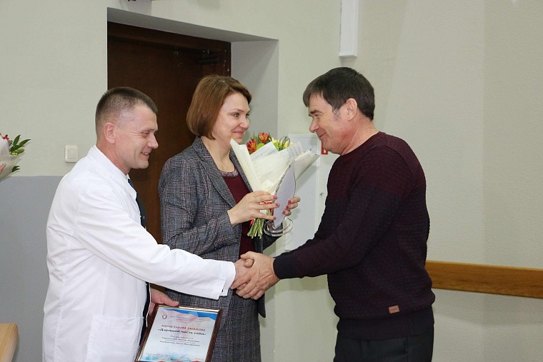 Девять доноров почки из Тюмени получили почетный знак «Дарящий часть себя»