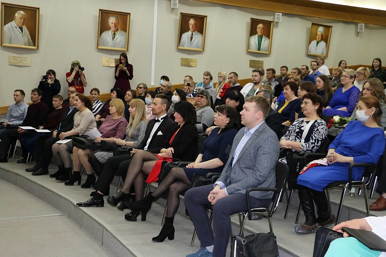 Девять доноров почки из Тюмени получили почетный знак «Дарящий часть себя»