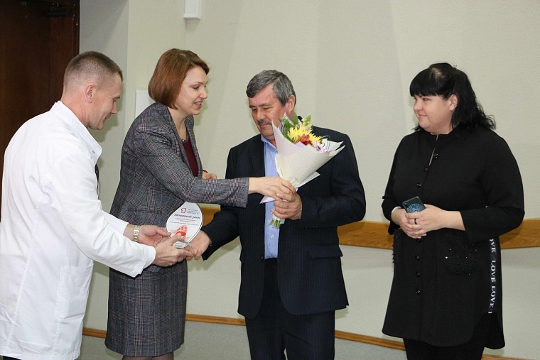 Девять доноров почки из Тюмени получили почетный знак «Дарящий часть себя»