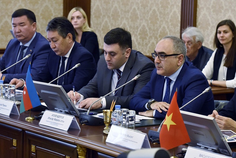 Иностранные консулы предложили тюменцам обмениваться туристами, студентами и древесиной