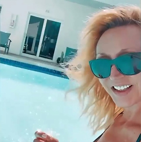 На Крещение звезды окунались в купели и бассейны