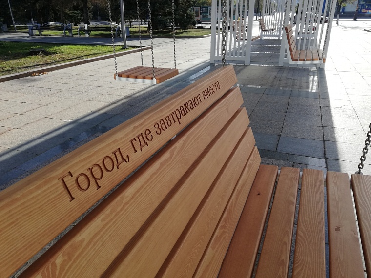 На Городской площади в Тюмени установили качели штучной работы