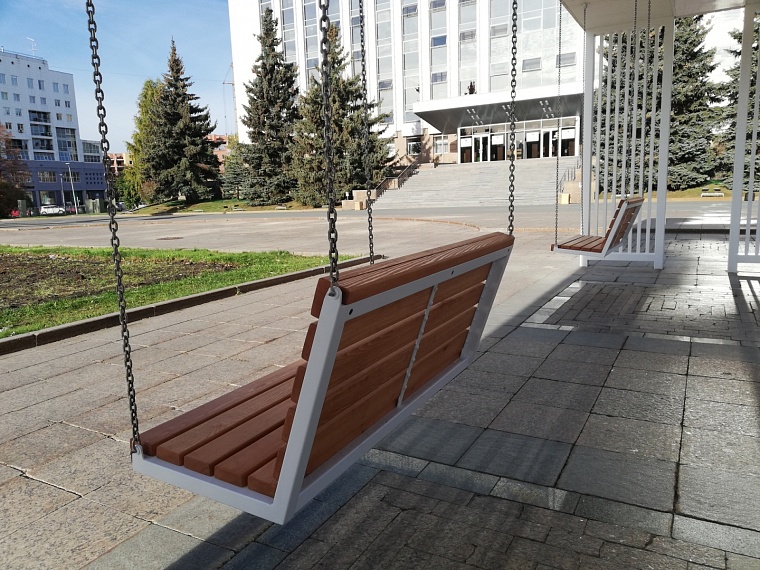 На Городской площади в Тюмени установили качели штучной работы