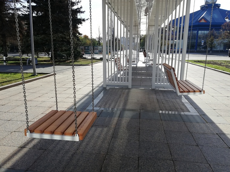 На Городской площади в Тюмени установили качели штучной работы