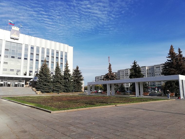 На Городской площади в Тюмени установили качели штучной работы