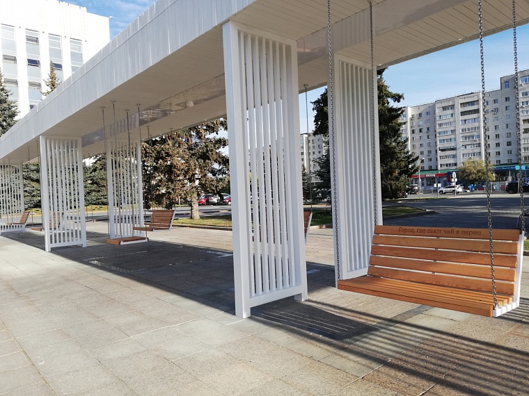 На Городской площади в Тюмени установили качели штучной работы