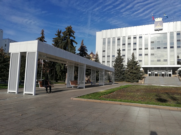 На Городской площади в Тюмени установили качели штучной работы