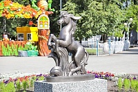 В Тюмени на Цветном бульваре появилась скульптура Конька-Горбунка