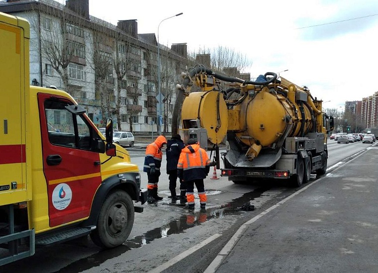 Из коллектора на Полевой в Тюмени вытащили более тонны мусора
