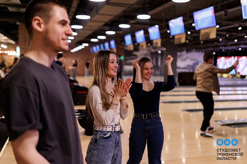 Тюменские студенты играли в боулинг и учились шутить