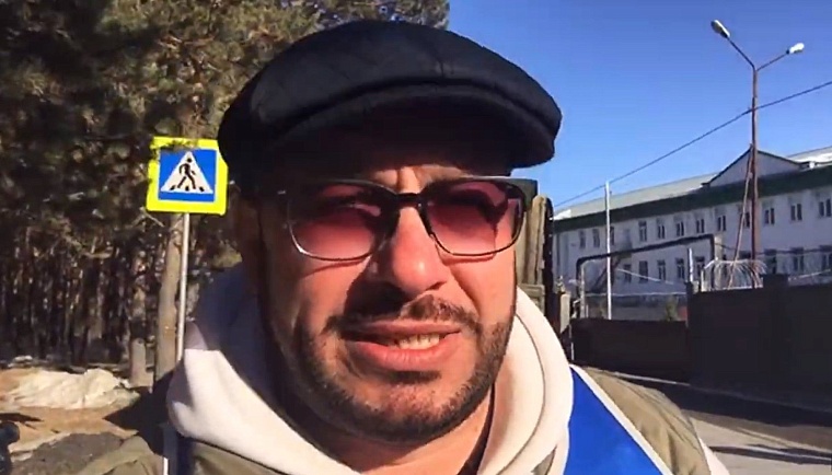 На голодающего у тюменской колонии блогера составили административный протокол