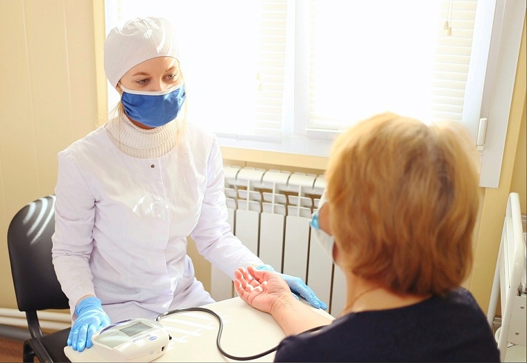 18 тюменских врачей проведут осмотр и диагностику жителей Сладковского района