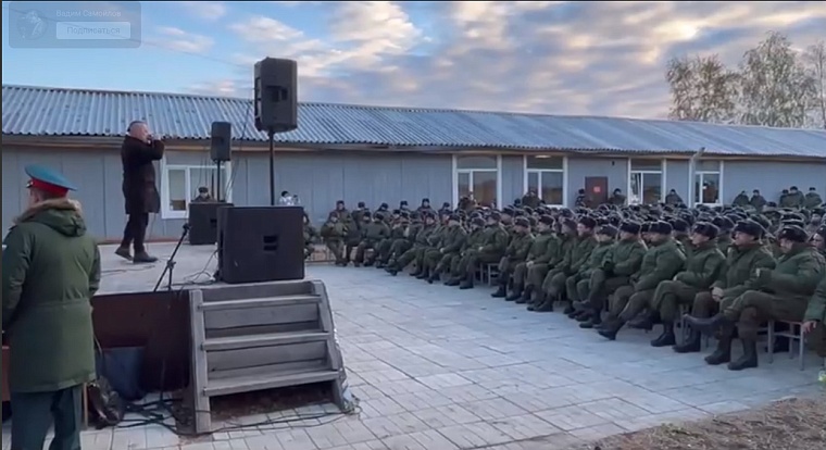 Основатель «Агаты Кристи» Вадим Самойлов выступил перед мобилизованными бойцами в Тюмени