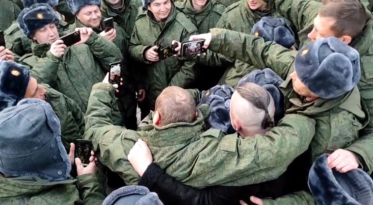 Основатель «Агаты Кристи» Вадим Самойлов выступил перед мобилизованными бойцами в Тюмени