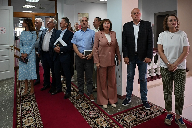 В Тюменской облдуме открылась фотовыставка, рассказывающая о преступлениях украинского неонацистского режима