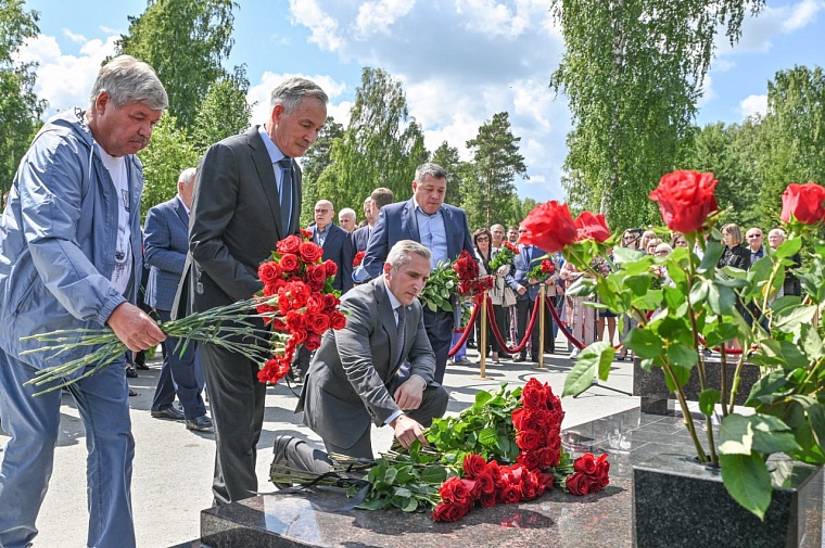 Александр Моор принял участие в открытии памятника Сергею Корепанову в Тюмени