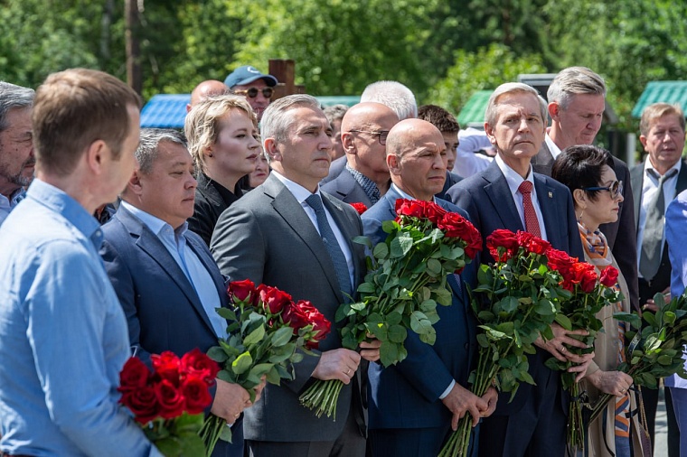 Александр Моор принял участие в открытии памятника Сергею Корепанову в Тюмени