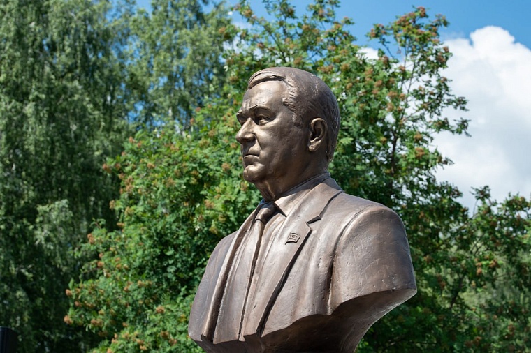 Александр Моор принял участие в открытии памятника Сергею Корепанову в Тюмени