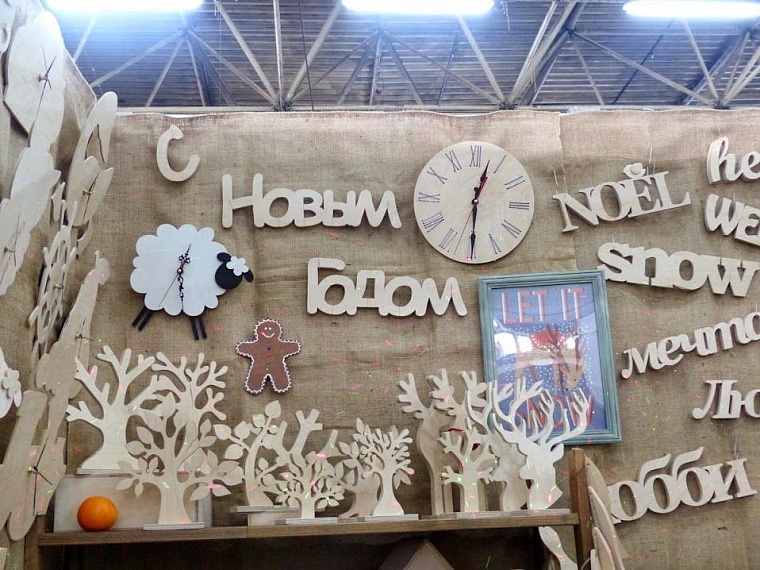 Из тюменской фанеры делают новогодние игрушки