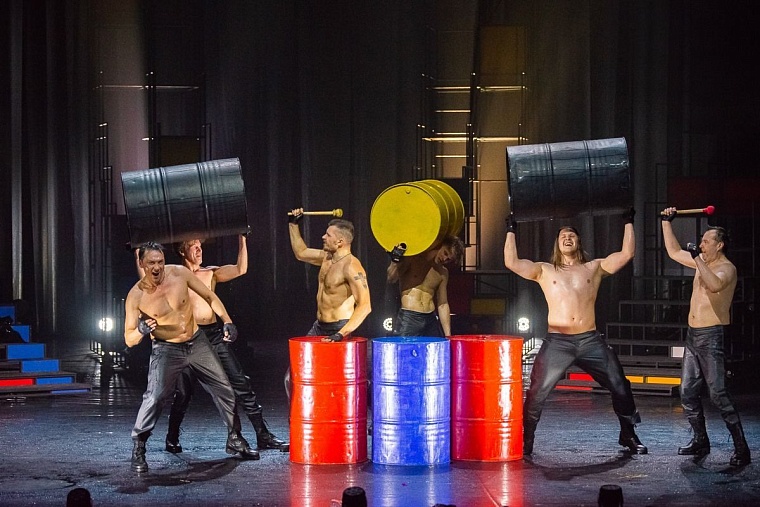 Зал был взорван! Тюменские актеры подарили праздник «голодным» женщинам