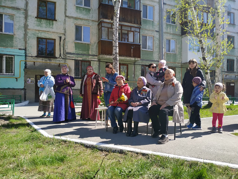 В тюменских дворах горожане вместе с ветеранами поют "День Победы"