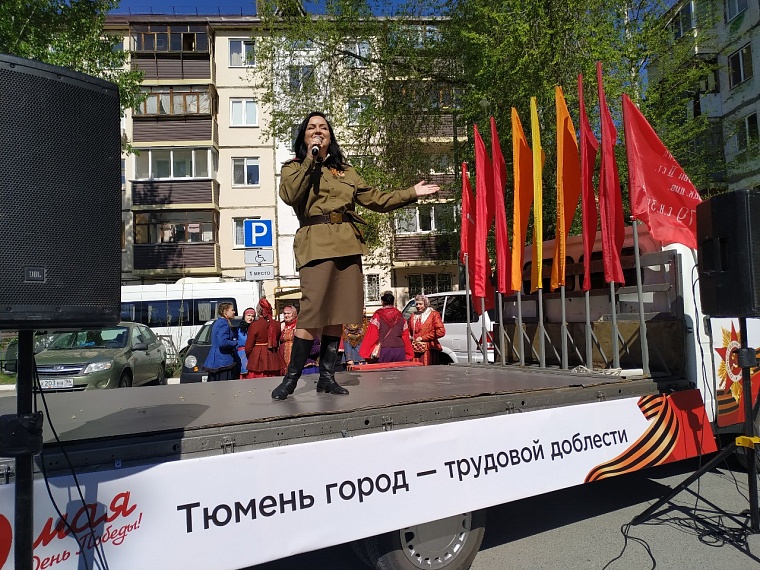 В тюменских дворах горожане вместе с ветеранами поют "День Победы"