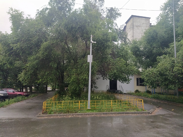 На площадке у магазина также повесили на столб две камеры