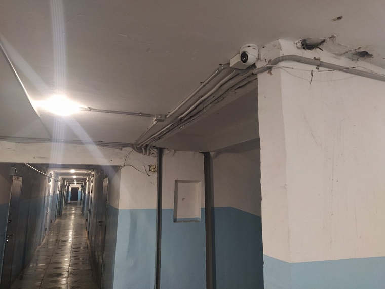 В подъезде дома, где жила Настя, сделали ремонт и повесили камеры