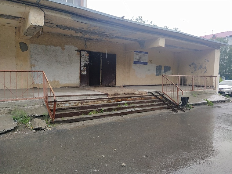 Подъезд дома, в котором жил Бережной, страшен как снаружи, так и внутри