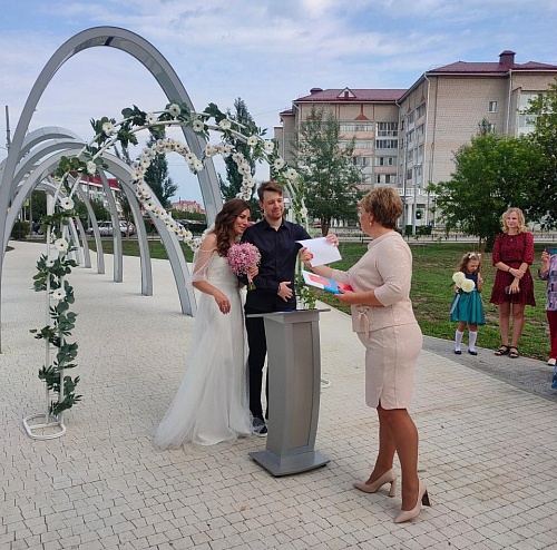 В Ишиме начали женить под арками в сквере Молодежный