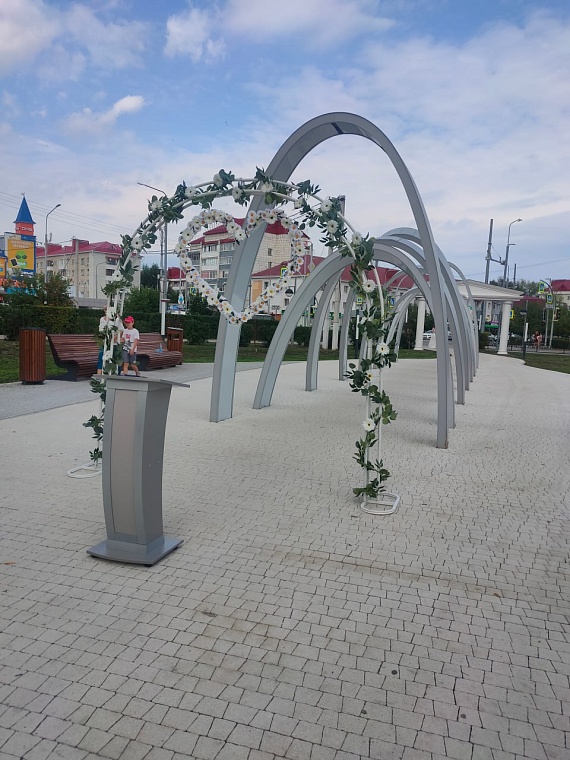 В Ишиме начали женить под арками в сквере Молодежный