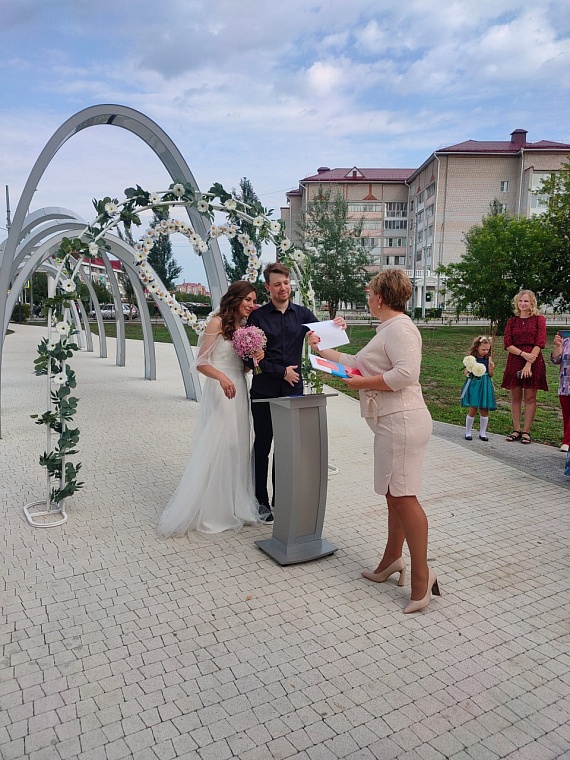 В Ишиме начали женить под арками в сквере Молодежный