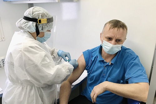 Около трех тысяч сотрудников тобольских предприятий ждут вакцинации на рабочих местах