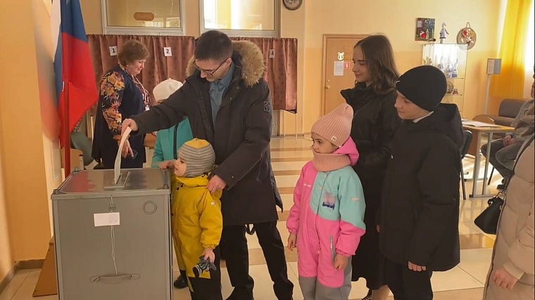 Выбираем будущее: жители районов Тюменской области активно участвуют в голосовании