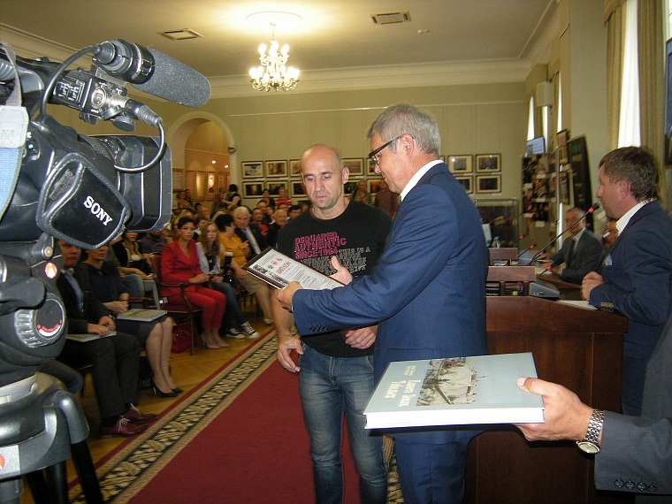 На конкурс памяти Ефремова прислали около 300 фотографий