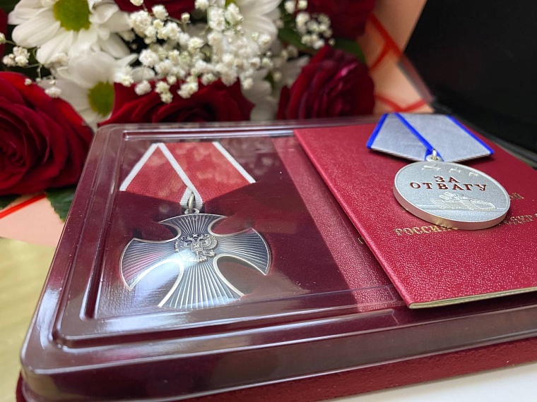 В Тюменской области родителям погибшего участника СВО вручили медаль "За отвагу " и орден Мужества