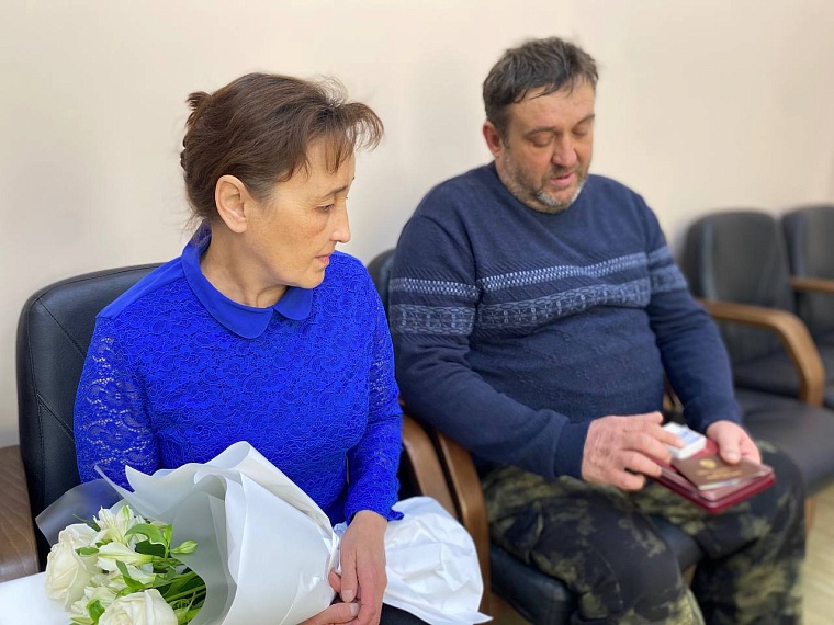 В Тюменской области родителям погибшего участника СВО вручили медаль "За отвагу " и орден Мужества