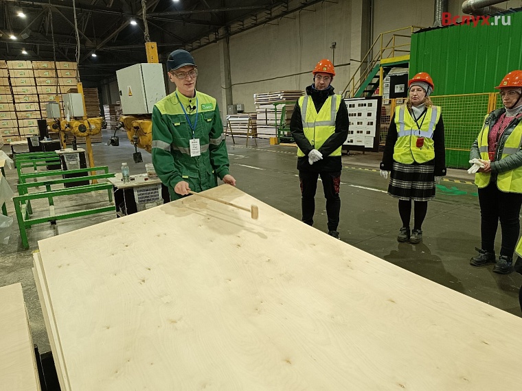 Туристам на предприятии рассказали, почему тюменская фанера пахнет хлебом
