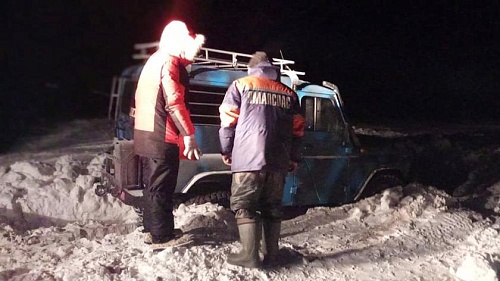 Ямальские спасатели вытащили из тундры замерзающих людей