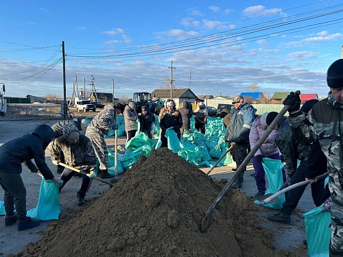 Паводок в Тюменской области: в Казанке с пяти утра наращивают дамбу
